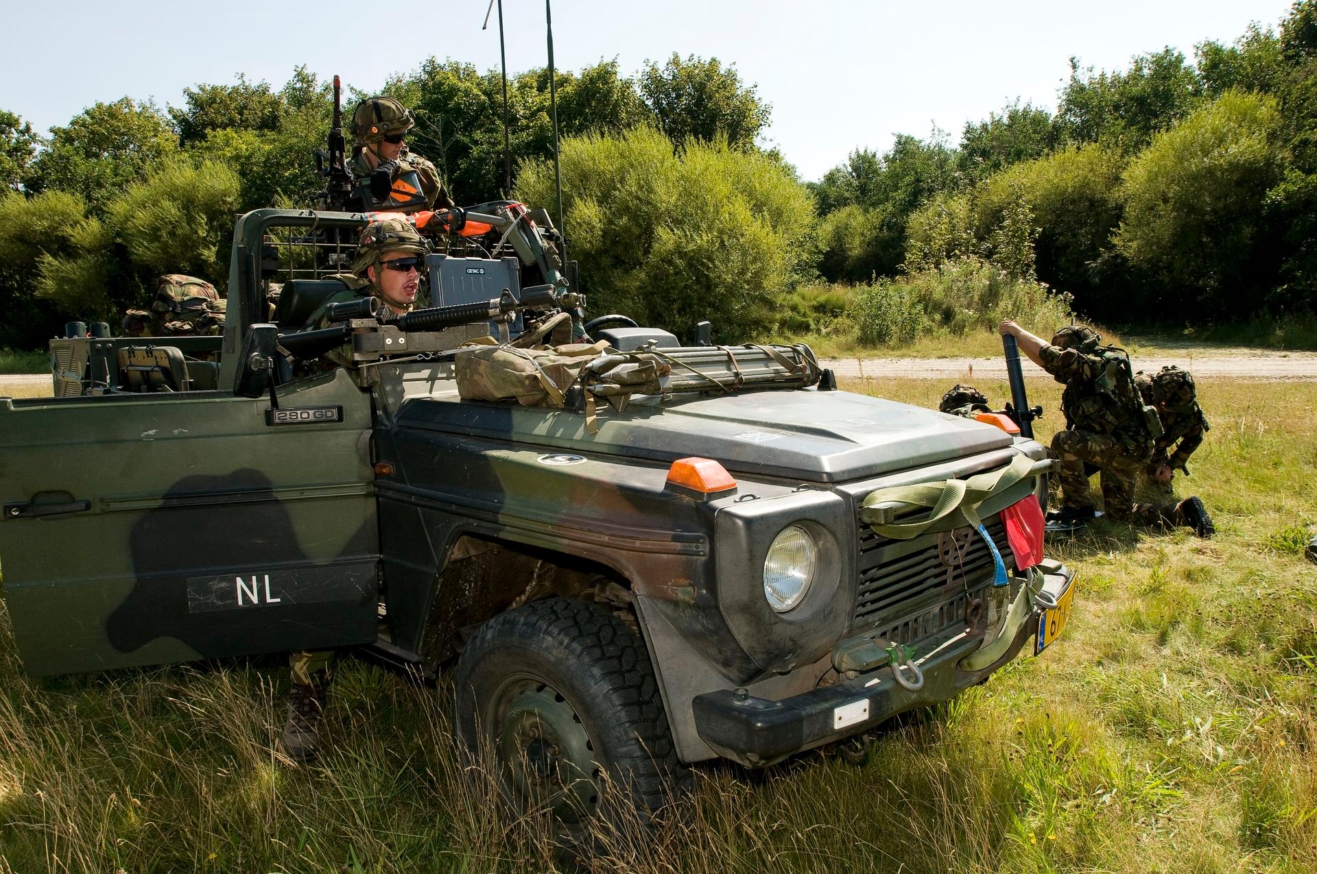 Mercedes Benz van Defensie op oefening in het veld