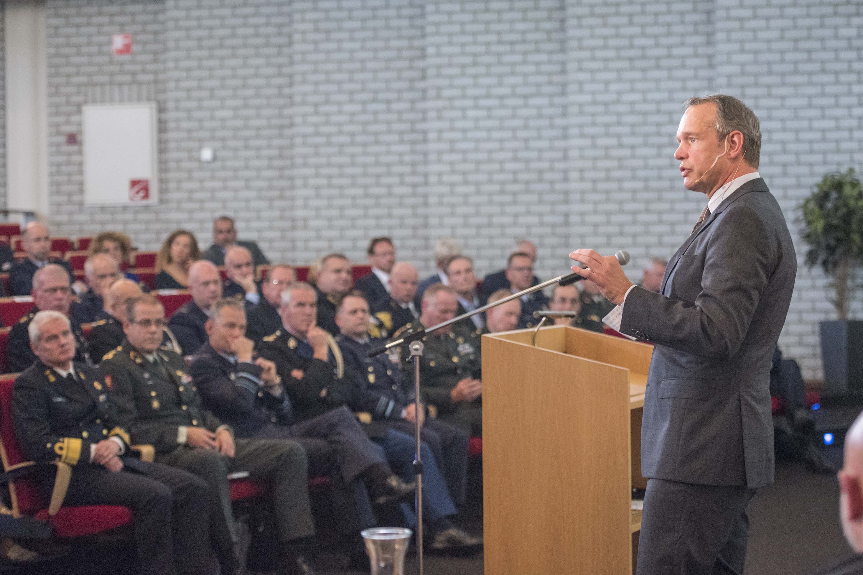 Inspecteur-Generaal Veiligheid spreekt een zaal toe tijdens lustrum